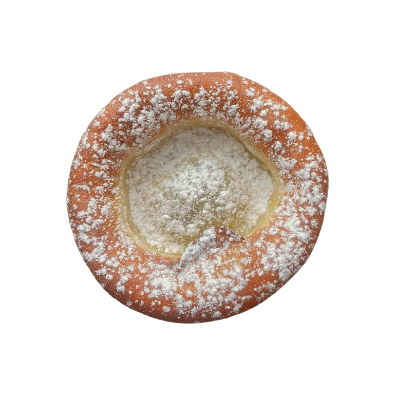 Frisch gebackener Kaichl mit Puderzucker