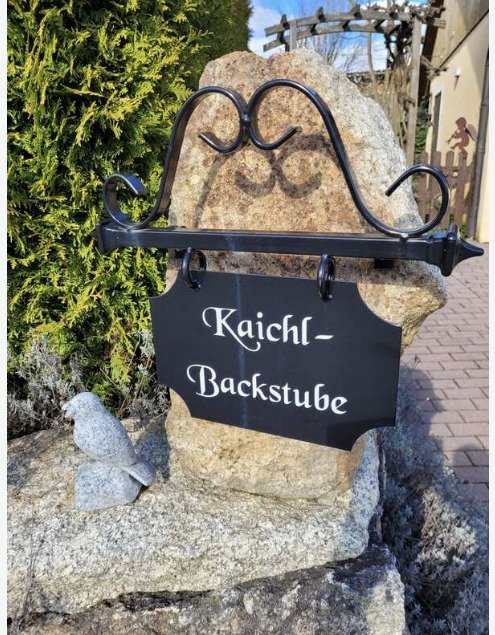 Schild 'Kaichl-Backstube' auf einem Findling